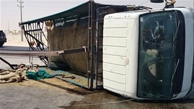 انقلاب سيارة محملة بـ 50 طن علف حيوانات وتلفيات بسور فندق و6 سيارات فى الهرم