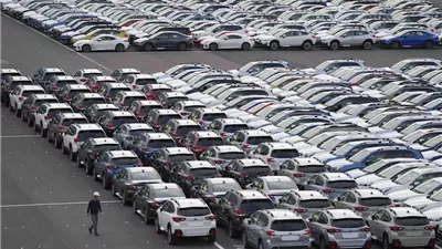 رئيس شعبة السيارات: الأوفر برايس نتيجة الدولار والشحن ولن يتراجع سريعًا