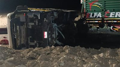 مصرع تباع وإصابة سائق في انقلاب مقطورة بالطريق الصحراوي بأسيوط