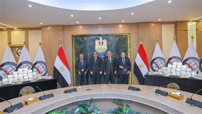 النيابة العامة تُرسخ البعد الاقتصادي لرسالتها القضائية وتُسلم سبائك فضية ووثائق لعدد من الأراضي 