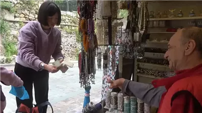 بلا يدين منذ الولادة.. تركي يتقن صناعة القلائد ويصدم زبائنه