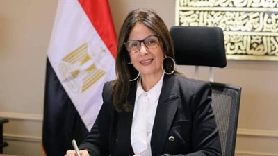 وزيرة الثقافة تبحث مع محافظ البحر الأحمر نقل المكتبات المتنقلة والمسرح المتنقل