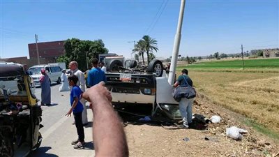 إصابة 5 أشخاص في انقلاب ميكروباص على طريق أسيوط – أبو تيج الزراعي