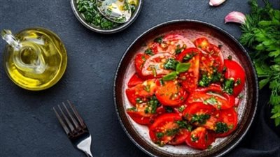 طريقة تحضير سلطة الطماطم بالأعشاب وزيت الزيتون طعم بسيط يخطفك