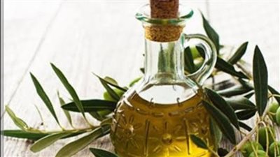     وداعا للجفاف… زيت الزيتون يمنح شعرك نعومة وكثافة ملحوظة