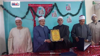 مدير أوقاف الفيوم يكرم عاشور طه محمد لبلوغه سن المعاش