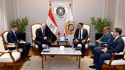 وزير الصناعة يبحث مع سفير بيلاروسيا توطين الصناعات الثقيلة والجرارات