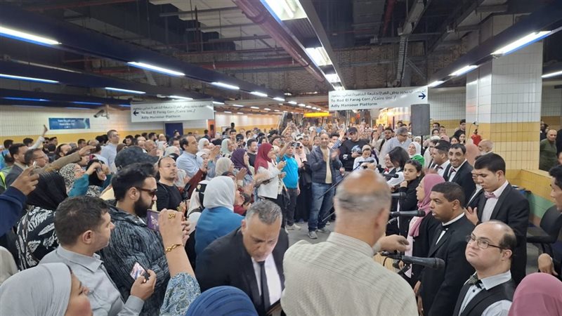 عروض فنيه بمحطة المترو