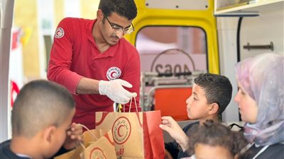 بـ 5,480 طنًا من المساعدات.. الهلال الأحمر يطلق قافلة زاد العزة الـ 181