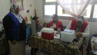 قافلة المبادرات الرئاسية تفحص العاملين بمدرسة مصطفى كامل بالسويس