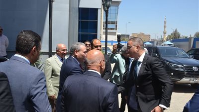 محافظ الجيزة يزور شركة المياه لبحث تحديات مياه الشرب والصرف الصحي بالمحافظة 