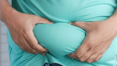 دهون البطن الخطيرة لا تأتي من الطعام فقط.. 4 أسباب يومية صادمة