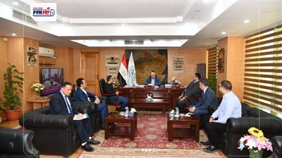 محافظ الفيوم يبحث آليات تعزيز التعاون مع مسئولي شركة 