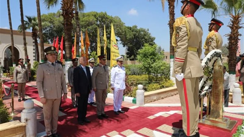 محافظ القاهرة يضع