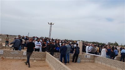 لحظة تشيع جثمان ضياء العوضي إلى مثواه الأخير بمقابر العائلة 