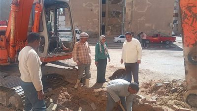 رئيسة حي فيصل بمحافظةالسويس تتابع إصلاح كسر ماسورة مياه بمنطقة الأمل 