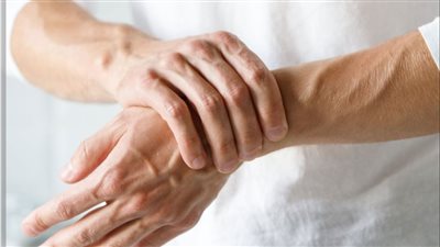 أسباب تنميل اليدين.. إشارات تحذيرية لا تتجاهلها وطرق العلاج   