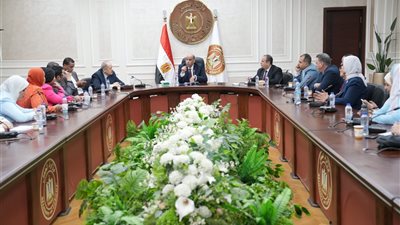 وزير العمل يلتقي محرري ملف العمل بالصحف ويستعرض جهود الوزارة في التدريب 