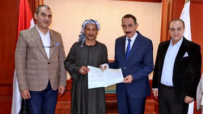 محافظ سوهاج يسلم أول عقود تقنين أراضي الدولة لمواطني جرجا