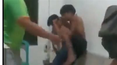  رجل يعتدي على أطفال بطريقة وحشية في فيديو مثير للجدل.. ما الذي حدث؟  