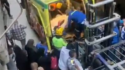 مصابة بالسمنة.. الحماية المدنية تساعد في إنزال سيدة تزن 350 كيلو لتلقي العلاج