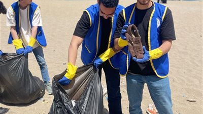 بمشاركة 35 شابًا.. حملة لتنظيف شاطئ أبطال التحدي بحري في الإسكندرية