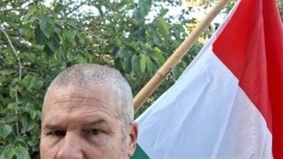 يشبه ألوان فلسطين.. شرطة الاحتلال يصادر علم المجر من أحد المتظاهرين بحيفا 