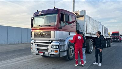 الهلال الأحمر المصري يطلق قافلة زاد العزة الـ 182 لدعم قطاع غزة بالمساعدات