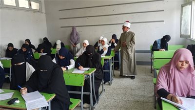 رئيس منطقة السويس الأزهرية يتفقد امتحانات النقل الثانوي بمعهد الفتيات 