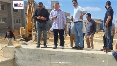  رئيس مياه الفيوم.. فى قلب موقع العمل يقود ربط المرحلة الثالثة بمحطة العزب 