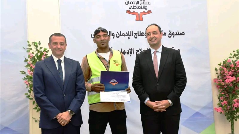 محافظ أسوان يكرم