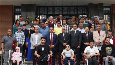 جامعة المنيا توزع 25 لاب توب ناطق و10 كراسي متحركة للطلاب من ذوي الإعاقة