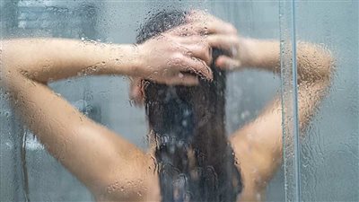 3 أجزاء من الجسم متسخة ينسى الناس غسلها بشكل صحيح عند الاستحمام