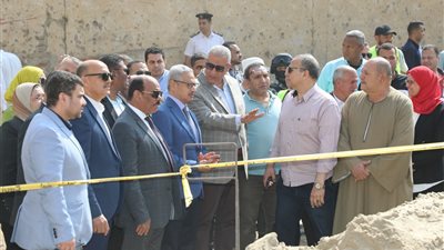 محافظ بنى سويف يتابع ميدانيا مشروع الصرف الصحي بمنهرو بتكلفة 120 مليون جنيه