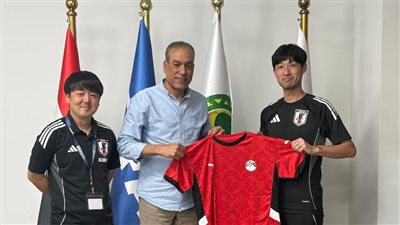 مصطفى عزام يستقبل بعثة منتخب اليابان للناشئين قبل مواجهة مصر