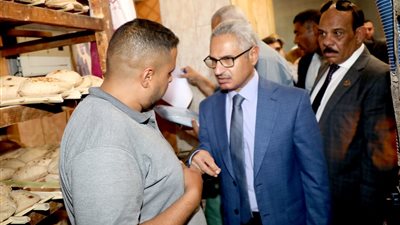 ناقص 10 جرام.. محافظ بنى سويف يضبط مخالفات بمخبز بجولة مفاجئة بإهناسيا