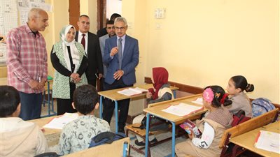 خلال زيارته المفاجئة لمدرسة بالشيخ سليمان..محافظ بني سويف يشدد على الانضباط