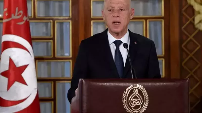 الرئيس التونسي يقيل