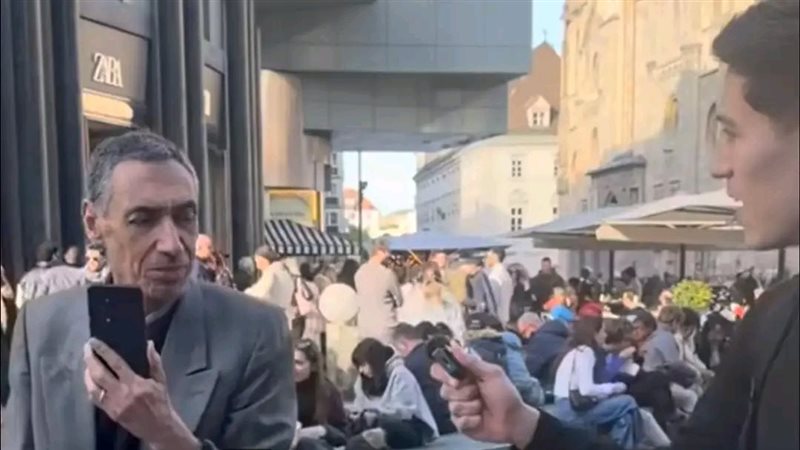 يوتيوبر ياباني ينحني