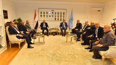 محافظ أسيوط يستقبل رابطة الحقوقيين لبحث قضايا الشارع