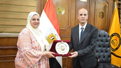 جامعة بني سويف تكرم باحثة لحصولها على