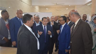 رئيس جامعة قنا يتفقد مخازن مشروع تعظيم الاستفادة من موارد الجامعة