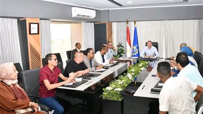 محافظ أسوان : التغلب على المشاكل والإحتياجات الجماهيرية بخطط علمية مدروسة 