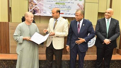 محافظ أسيوط يسلم 36 عقدًا لوحدات مجمع الصناعات الصغيرة ببني غالب 