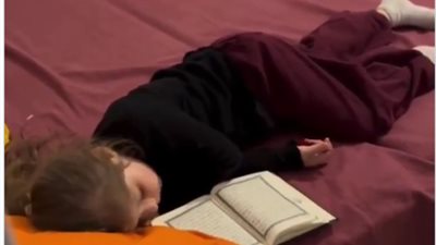  طفلة جزائرية تقاوم النوم بين آيات القرآن.. ووالدتها توثق مشهدا يلامس القلوب  
