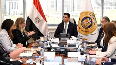 وزير الصناعة يبحث مع 