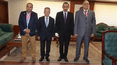 محافظ سوهاج يستقبل النقيب العام لأطباء مصر بحضور نقيب المحافظة 