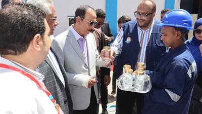 استجابة لشكوى مواطن.. محافظ سوهاج يرفض مغادرة قرية بيت علام قبل التأكد من سلامة المياه