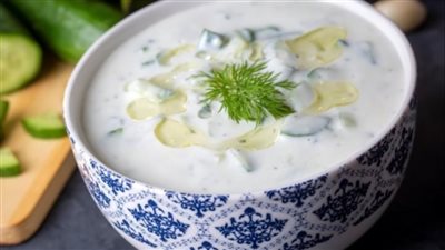     طبق جانبي مثالي .. سلطة الزبادي بالخيار بأسلوب المطاعم الخليجية