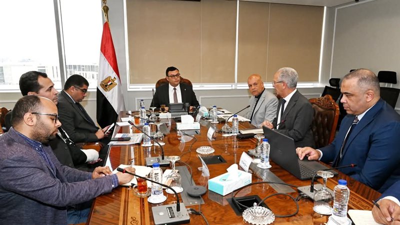 وزير الإسكان مع مسئولي